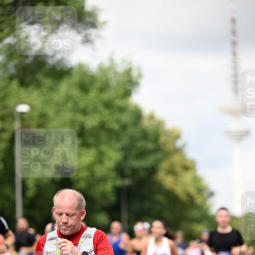 29.06.2025 - hella hamburg halbmarathon Dr. Thomas Lammeyer http://msf.ph/oto/8420333 29.06.2025 10:46:53 Kennedybrücke 1360, 1752, 1994, 2069, 2134, 2509, 3276, 3326, 3378, 3568, 3874, 4385, 4680, 4735, 4736, 5419, 6136, 6440, 6828, 7022, 7023, 7040, 7043, 7260, 7357, 7477, 7666, 8014, 8525, 8526, 9644, 9980, 10532, 10623, 10842, 11074, 11075, 11331 meine-sportfotos.de