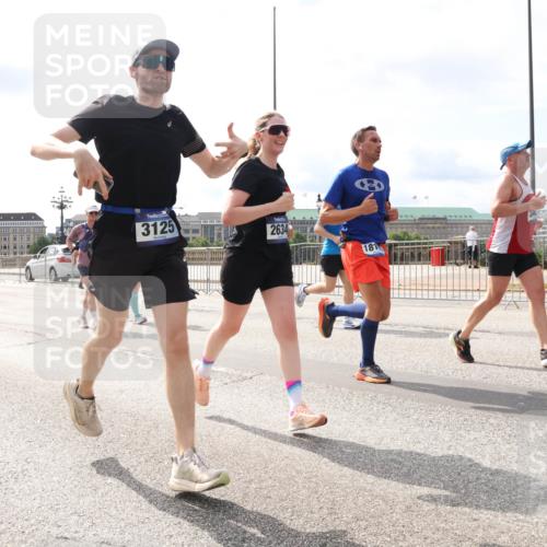 29.06.2025 - hella hamburg halbmarathon Lena Gebhardt http://msf.ph/oto/8420346 29.06.2025 10:18:21 Lombardsbrücke 9834, 3125, 2634, 181, 1159, 1160, 1234, 1268, 1325, 1554, 1641, 1820, 1982, 2087, 2147, 2335, 2634, 2703, 2931, 3125, 3202, 3321, 3482, 3529, 3977, 4123, 4383, 4710, 4738, 4804, 5004, 5909, 6270, 6332, 6533, 7094, 7160, 7454, 7641, 7649, 7838, 7882, 7883, 8067, 8128, 8248, 8341, 8607, 8799, 9222, 9505, 9539, 9586, 9658, 9717, 9734, 9748, 9834, 9844, 9964, 10172, 10332, 10502, 10509, 10659, 10687, 10908, 12498, 12541, 12548, 12552, 12703, 13341 meine-sportfotos.de