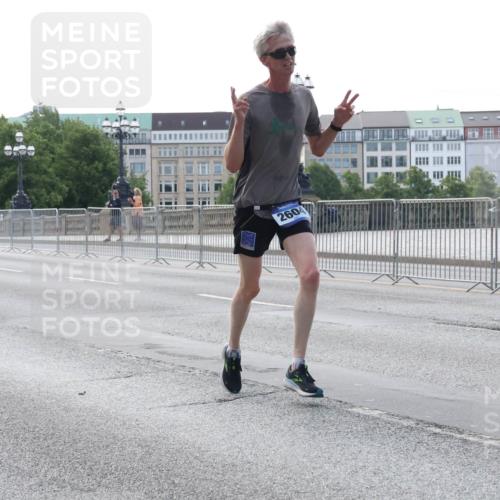 29.06.2025 - hella hamburg halbmarathon Lena Gebhardt http://msf.ph/oto/8420358 29.06.2025 09:42:01 Lombardsbrücke 2604, 1241, 2604, 2892, 4128, 4571, 6559, 7142, 7862, 10485, 10780, 11194, 11965, 12067, 12641, 13440, 13751, 13780, 14019, 14107, 14506, 16169, 16361, 16484, 17003, 17752, 18124, 18897 meine-sportfotos.de