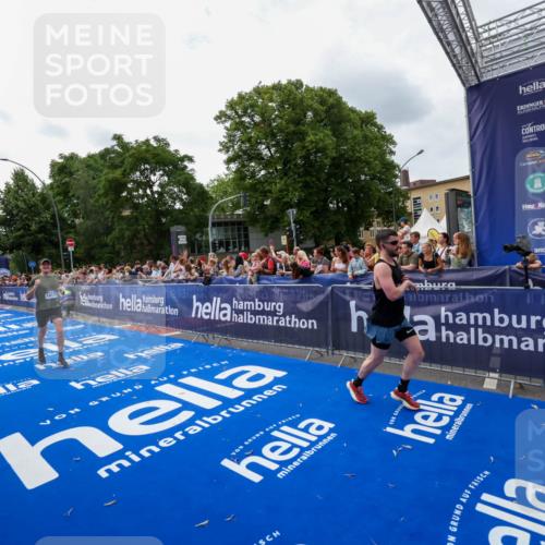 29.06.2025 - hella hamburg halbmarathon Zöllner http://msf.ph/oto/8420374 29.06.2025 10:31:14 Ziel 3201, 10017, 10298, 10929, 12232, 13754, 14450, 18177 meine-sportfotos.de