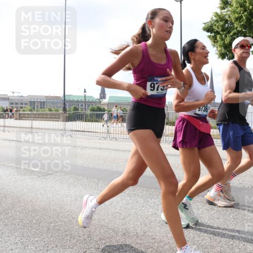 29.06.2025 - hella hamburg halbmarathon Lena Gebhardt http://msf.ph/oto/8420385 29.06.2025 10:05:42 Lombardsbrücke 973, 136, 1229, 1448, 1830, 1842, 1863, 1936, 1981, 2288, 2298, 2471, 2540, 2624, 3461, 3578, 3929, 4014, 4169, 4220, 4782, 5073, 5762, 6014, 6059, 7741, 8894, 8909, 9075, 9165, 9339, 9477, 9559, 9680, 9736, 9737, 9738, 9917, 10343, 10694, 10791, 10998, 11784, 11873, 11958, 12557, 13221, 14465, 14642, 16092, 16478, 16546, 16687, 16847, 17731, 17740, 17885, 18616, 18617, 18857, 18973, 19034, 19248 meine-sportfotos.de