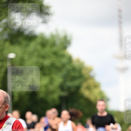 29.06.2025 - hella hamburg halbmarathon Dr. Thomas Lammeyer http://msf.ph/oto/8420391 29.06.2025 10:46:55 Kennedybrücke 1360, 1752, 1929, 1994, 2069, 2134, 2401, 2509, 2940, 3276, 3378, 3874, 4092, 4385, 4680, 4735, 4736, 5419, 6136, 6440, 6828, 6837, 7022, 7023, 7040, 7043, 7260, 7357, 7477, 7666, 8000, 8014, 8525, 8526, 9644, 9980, 10532, 10623, 10842, 11074, 11075, 11331 meine-sportfotos.de