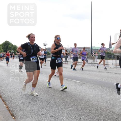 29.06.2025 - hella hamburg halbmarathon Lena Gebhardt http://msf.ph/oto/8420392 29.06.2025 10:42:47 Lombardsbrücke 6120, 2401, 8529, 7513, 2940, 522, 1150, 1360, 1656, 1788, 1929, 1957, 1964, 1994, 2069, 2103, 2134, 2158, 2401, 2450, 2509, 2538, 2580, 2940, 2941, 3283, 3378, 3605, 3764, 3874, 4092, 4105, 4334, 4385, 4778, 4891, 4892, 5067, 5403, 5417, 5810, 5967, 6120, 6764, 6828, 7040, 7260, 7513, 7557, 7666, 8161, 8525, 8526, 8529, 8795, 8816, 8991, 9304, 9378, 9980, 10008, 10180, 10454, 10532, 10697, 11142, 11710, 12151, 12441, 13049, 13241 meine-sportfotos.de