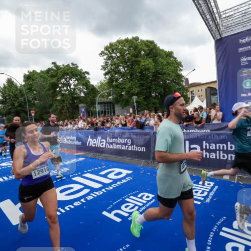 29.06.2025 - hella hamburg halbmarathon Zöllner http://msf.ph/oto/8420394 29.06.2025 10:53:08 Ziel 2208, 3059, 3258, 3334, 4121, 7509, 7864, 8587, 9093, 9537, 12155, 12367, 12910, 14323, 18590, 19208 meine-sportfotos.de