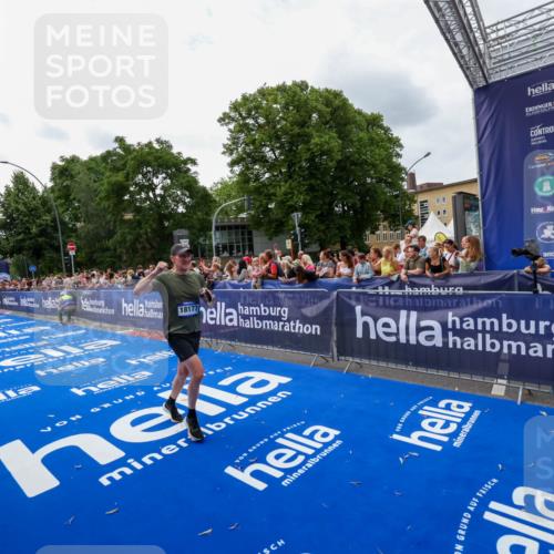 29.06.2025 - hella hamburg halbmarathon Zöllner http://msf.ph/oto/8420405 29.06.2025 10:31:15 Ziel 3201, 10017, 10298, 10929, 11857, 12232, 13754, 14450, 18177, 19042 meine-sportfotos.de
