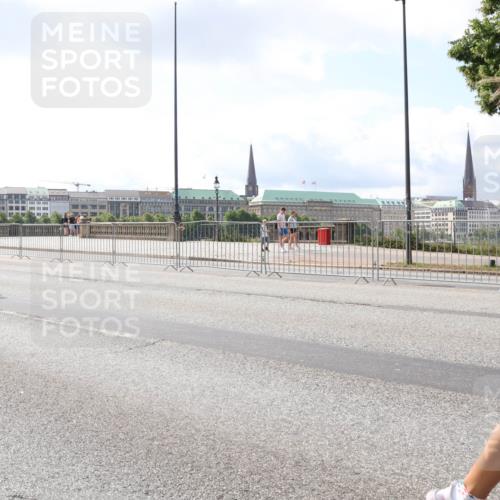 29.06.2025 - hella hamburg halbmarathon Lena Gebhardt http://msf.ph/oto/8420410 29.06.2025 10:05:42 Lombardsbrücke 2540, 1229, 1448, 1830, 1842, 1863, 1936, 1981, 2288, 2298, 2471, 2540, 2624, 3461, 3578, 3929, 4014, 4169, 4220, 4782, 5073, 5762, 6014, 6059, 7741, 8894, 8909, 9075, 9165, 9339, 9477, 9559, 9680, 9736, 9737, 9738, 9917, 10343, 10694, 10791, 10998, 11784, 11873, 11958, 12557, 13221, 14465, 14642, 16092, 16478, 16546, 16687, 16847, 17731, 17740, 17885, 18616, 18617, 18857, 18973, 19034, 19248 meine-sportfotos.de