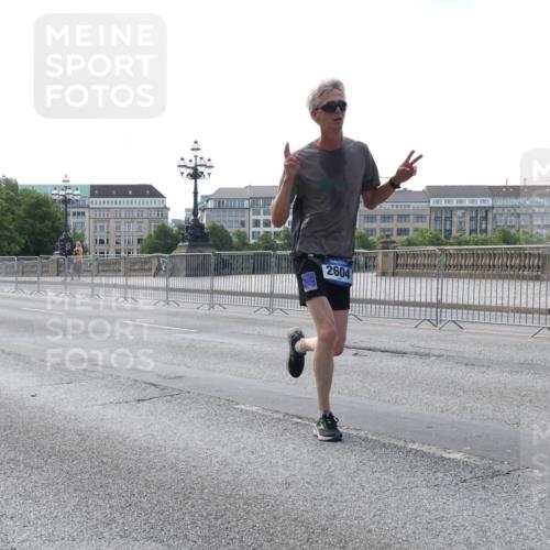 29.06.2025 - hella hamburg halbmarathon Lena Gebhardt http://msf.ph/oto/8420411 29.06.2025 09:42:01 Lombardsbrücke 2604, 1241, 2604, 2892, 4128, 4571, 6559, 7142, 7862, 10485, 10780, 11194, 11965, 12067, 12641, 13440, 13751, 13780, 14019, 14107, 14506, 16169, 16361, 16484, 17003, 17752, 18124, 18897 meine-sportfotos.de