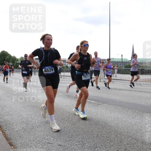 29.06.2025 - hella hamburg halbmarathon Lena Gebhardt http://msf.ph/oto/8420415 29.06.2025 10:42:48 Lombardsbrücke 2401, 6120, 8529, 7513, 2940, 1149, 1150, 1360, 1656, 1788, 1929, 1957, 1964, 1994, 2069, 2103, 2134, 2158, 2401, 2450, 2509, 2538, 2580, 2940, 2941, 3283, 3378, 3518, 3605, 3764, 3874, 4092, 4105, 4334, 4385, 4778, 4891, 4892, 5067, 5403, 5417, 5810, 5967, 6120, 6764, 6828, 7040, 7043, 7260, 7513, 7557, 7666, 8161, 8525, 8526, 8529, 8795, 8816, 8991, 9304, 9378, 9644, 9980, 10008, 10180, 10454, 10532, 10697, 11142, 11710, 12151, 12441, 13049, 13241 meine-sportfotos.de