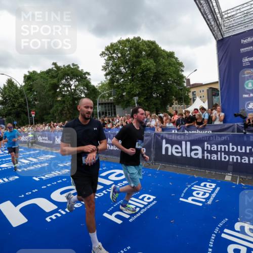 29.06.2025 - hella hamburg halbmarathon Zöllner http://msf.ph/oto/8420430 29.06.2025 10:53:09 Ziel 2111, 2208, 3059, 3258, 3334, 4121, 7864, 8587, 9093, 9537, 12155, 12910, 14323, 19208 meine-sportfotos.de