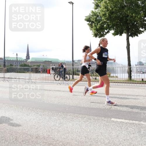 29.06.2025 - hella hamburg halbmarathon Lena Gebhardt http://msf.ph/oto/8420432 29.06.2025 10:27:35 Lombardsbrücke 158, 5707, 18805, 1530, 2080, 2775, 3389, 4372, 5177, 5285, 5825, 6214, 6259, 7234, 7314, 7764, 7944, 7978, 8085, 8281, 9349, 9688, 10077, 10158, 10412, 10413, 11256, 11766, 12500, 12823, 13043, 13860, 14020, 14021, 14206, 15607, 15641, 16569, 16804, 16838, 17427, 17791, 18012, 18097, 18301, 18626, 18766, 18976 meine-sportfotos.de