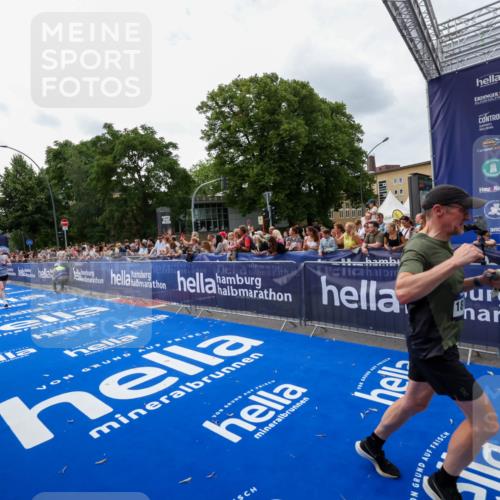 29.06.2025 - hella hamburg halbmarathon Zöllner http://msf.ph/oto/8420437 29.06.2025 10:31:16 Ziel 3201, 4812, 10017, 10298, 11857, 12232, 13754, 14450, 18177, 19042 meine-sportfotos.de