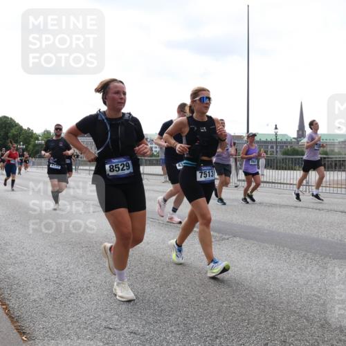 29.06.2025 - hella hamburg halbmarathon Lena Gebhardt http://msf.ph/oto/8420440 29.06.2025 10:42:48 Lombardsbrücke 2401, 6120, 8529, 43, 7513, 1149, 1150, 1360, 1656, 1788, 1929, 1957, 1964, 1994, 2069, 2103, 2134, 2158, 2401, 2450, 2509, 2538, 2580, 2940, 2941, 3283, 3378, 3518, 3605, 3764, 3874, 4092, 4105, 4334, 4385, 4778, 4891, 4892, 5067, 5403, 5417, 5810, 5967, 6120, 6764, 6828, 7040, 7043, 7260, 7513, 7557, 7666, 8161, 8525, 8526, 8529, 8795, 8816, 8991, 9304, 9378, 9644, 9980, 10008, 10180, 10454, 10532, 10697, 11142, 11710, 12151, 12441, 13049, 13241 meine-sportfotos.de
