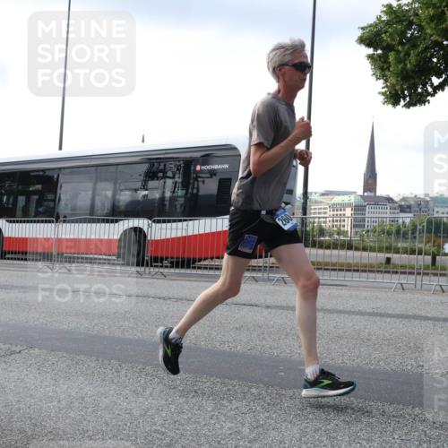 29.06.2025 - hella hamburg halbmarathon Lena Gebhardt http://msf.ph/oto/8420450 29.06.2025 09:42:02 Lombardsbrücke 260, 1241, 2604, 2892, 4128, 4571, 6559, 7142, 7862, 10485, 10780, 11194, 11965, 12067, 12641, 13440, 13751, 13780, 14019, 14107, 14506, 16169, 16361, 16484, 17003, 17752, 18124, 18897 meine-sportfotos.de