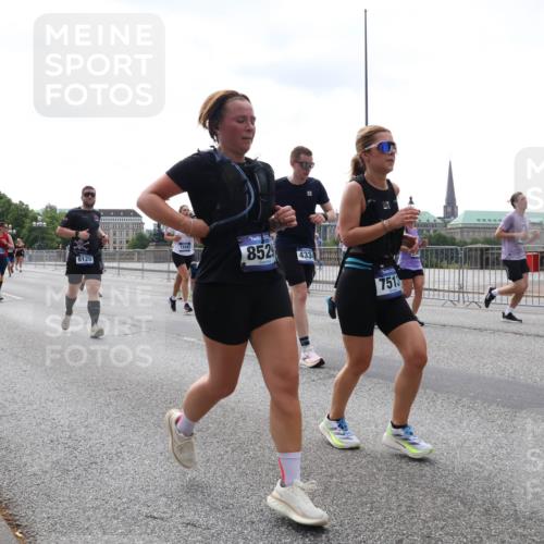 29.06.2025 - hella hamburg halbmarathon Lena Gebhardt http://msf.ph/oto/8420461 29.06.2025 10:42:48 Lombardsbrücke 2401, 12441, 17343, 6120, 852, 433, 7513, 1149, 1150, 1360, 1656, 1788, 1929, 1957, 1964, 1994, 2069, 2103, 2134, 2158, 2401, 2450, 2509, 2538, 2580, 2940, 2941, 3283, 3378, 3518, 3605, 3764, 3874, 4092, 4105, 4334, 4385, 4778, 4891, 4892, 5067, 5403, 5417, 5810, 5967, 6120, 6764, 6828, 7040, 7043, 7260, 7513, 7557, 7666, 8161, 8525, 8526, 8529, 8795, 8816, 8991, 9304, 9378, 9644, 9980, 10008, 10180, 10454, 10532, 10697, 11142, 11710, 12151, 12441, 13049, 13241 meine-sportfotos.de