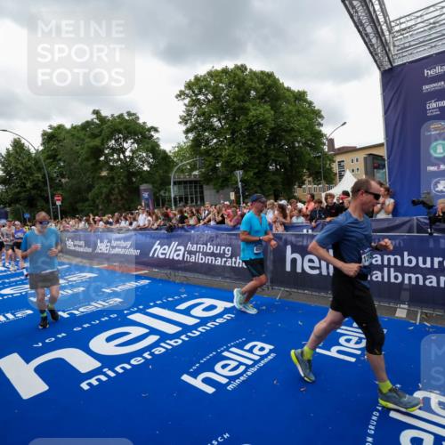 29.06.2025 - hella hamburg halbmarathon Zöllner http://msf.ph/oto/8420467 29.06.2025 10:53:10 Ziel 2111, 2208, 3059, 3258, 3334, 4121, 7864, 8587, 9093, 9537, 12155, 14323, 16986, 19208 meine-sportfotos.de