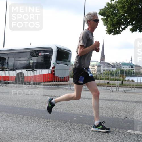 29.06.2025 - hella hamburg halbmarathon Lena Gebhardt http://msf.ph/oto/8420470 29.06.2025 09:42:02 Lombardsbrücke 2409, 1241, 2604, 2892, 4128, 4571, 6559, 7142, 7862, 10485, 10780, 11194, 11965, 12067, 12641, 13440, 13751, 13780, 14019, 14107, 14506, 16169, 16361, 16484, 17003, 17752, 18124, 18897 meine-sportfotos.de