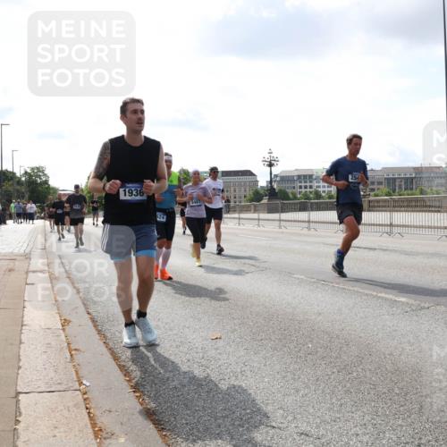 29.06.2025 - hella hamburg halbmarathon Lena Gebhardt http://msf.ph/oto/8420473 29.06.2025 10:05:43 Lombardsbrücke 1936, 624, 25, 1229, 1448, 1830, 1842, 1863, 1936, 1981, 2288, 2298, 2471, 2540, 2624, 3461, 3578, 3929, 4014, 4169, 4782, 5073, 5762, 6014, 6059, 7741, 8894, 8909, 9075, 9165, 9339, 9477, 9559, 9680, 9736, 9737, 9738, 9917, 10343, 10694, 10791, 10998, 11784, 11873, 11958, 12557, 13221, 14465, 14642, 15766, 16092, 16441, 16478, 16546, 16687, 16847, 17731, 17740, 17885, 18616, 18617, 18857, 18973, 19034, 19248 meine-sportfotos.de