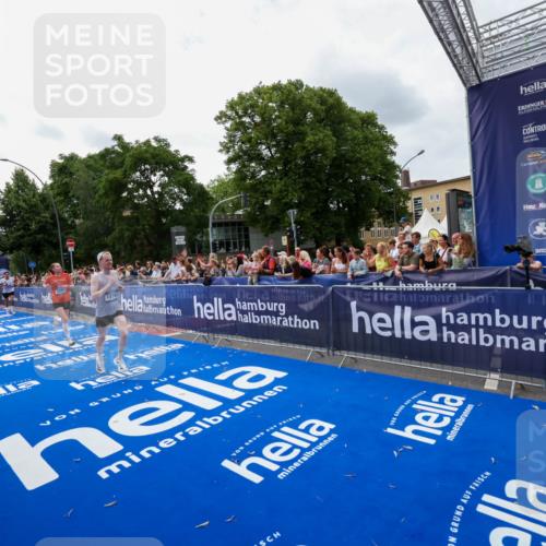 29.06.2025 - hella hamburg halbmarathon Zöllner http://msf.ph/oto/8420475 29.06.2025 10:31:17 Ziel 3201, 4812, 10017, 10298, 11857, 12232, 13754, 14450, 14548, 19042 meine-sportfotos.de