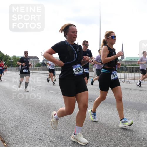 29.06.2025 - hella hamburg halbmarathon Lena Gebhardt http://msf.ph/oto/8420480 29.06.2025 10:42:48 Lombardsbrücke 6120, 2401, 12441, 852, 4334, 7513, 1149, 1150, 1360, 1656, 1788, 1929, 1957, 1964, 1994, 2069, 2103, 2134, 2158, 2401, 2450, 2509, 2538, 2580, 2940, 2941, 3283, 3378, 3518, 3605, 3764, 3874, 4092, 4105, 4334, 4385, 4778, 4891, 4892, 5067, 5403, 5417, 5810, 5967, 6120, 6764, 6828, 7040, 7043, 7260, 7513, 7557, 7666, 8161, 8525, 8526, 8529, 8795, 8816, 8991, 9304, 9378, 9644, 9980, 10008, 10180, 10454, 10532, 10697, 11142, 11710, 12151, 12441, 13049, 13241 meine-sportfotos.de