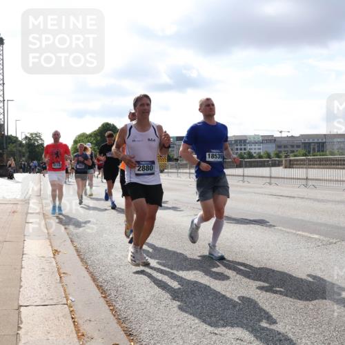 29.06.2025 - hella hamburg halbmarathon Lena Gebhardt http://msf.ph/oto/8420496 29.06.2025 09:51:36 Lombardsbrücke 9114, 1903, 2880, 18539, 1136, 1520, 1570, 1903, 1912, 1920, 1941, 2653, 2880, 2972, 3437, 3523, 3700, 4297, 4634, 4759, 4843, 4854, 4865, 4888, 4889, 4991, 4999, 5275, 5375, 5410, 6490, 6593, 6721, 6901, 7092, 7105, 7363, 7378, 7693, 7962, 8319, 8346, 8871, 8900, 9114, 9262, 9313, 9364, 9371, 9755, 9885, 10319, 10375, 10480, 10669, 10934, 11021, 11049, 11417, 11714, 11907, 11959, 12153, 12623, 12711, 14201 meine-sportfotos.de
