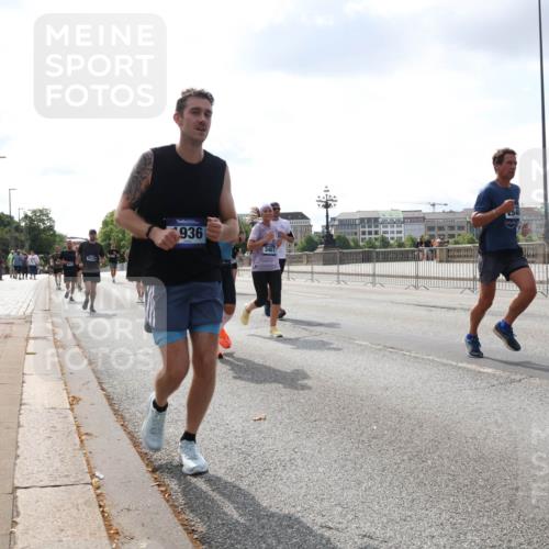 29.06.2025 - hella hamburg halbmarathon Lena Gebhardt http://msf.ph/oto/8420500 29.06.2025 10:05:43 Lombardsbrücke 9339, 936, 1229, 1448, 1830, 1842, 1863, 1936, 1981, 2288, 2298, 2471, 2540, 2624, 3461, 3578, 3929, 4014, 4169, 4782, 5073, 5762, 6014, 6059, 7741, 8894, 8909, 9075, 9165, 9339, 9477, 9559, 9680, 9736, 9737, 9738, 9917, 10343, 10694, 10791, 10998, 11784, 11873, 11958, 12557, 13221, 14465, 14642, 15766, 16092, 16441, 16478, 16546, 16687, 16847, 17731, 17740, 17885, 18616, 18617, 18857, 18973, 19034, 19248 meine-sportfotos.de