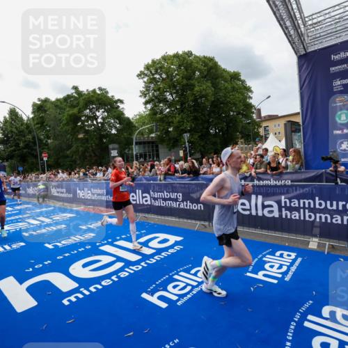 29.06.2025 - hella hamburg halbmarathon Zöllner http://msf.ph/oto/8420505 29.06.2025 10:31:18 Ziel 3201, 3955, 4812, 10017, 10298, 11857, 12232, 13754, 14450, 14548, 19042 meine-sportfotos.de