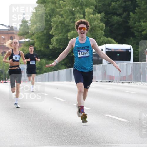 29.06.2025 - hella hamburg halbmarathon Lena Gebhardt http://msf.ph/oto/8420507 29.06.2025 09:42:09 Lombardsbrücke 15253, 14113, 2618, 18569, 1241, 2604, 2618, 2892, 4128, 4571, 6559, 7142, 7862, 10485, 10780, 11194, 11965, 12067, 12641, 13440, 13751, 13780, 14019, 14107, 14113, 14506, 15253, 16169, 17003, 17752, 18124, 18569, 18897 meine-sportfotos.de