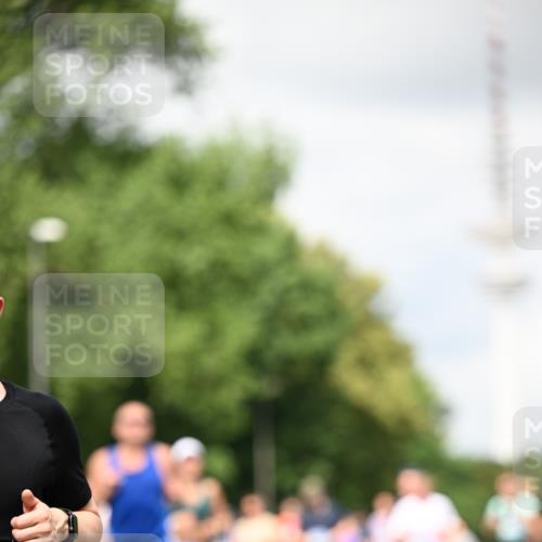 29.06.2025 - hella hamburg halbmarathon Dr. Thomas Lammeyer http://msf.ph/oto/8420510 29.06.2025 10:46:58 Kennedybrücke 1360, 1656, 1752, 1929, 1994, 2069, 2134, 2401, 2509, 2940, 2941, 3378, 3874, 4092, 4385, 4680, 4735, 4736, 4778, 5403, 5419, 6136, 6440, 6828, 6837, 7040, 7043, 7260, 7357, 7477, 7666, 8000, 8014, 8525, 8526, 9644, 9980, 10532, 10623, 10697, 10734, 10842, 11074, 11075, 11331 meine-sportfotos.de