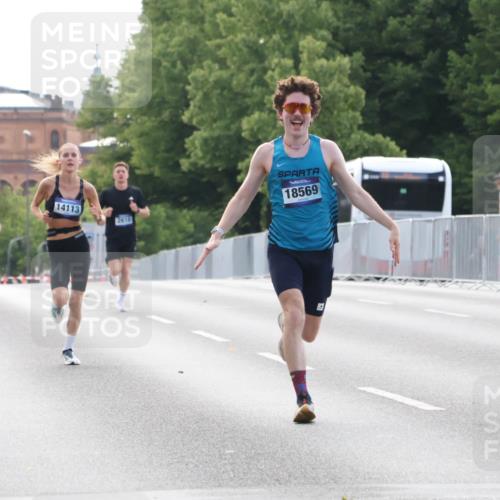 29.06.2025 - hella hamburg halbmarathon Lena Gebhardt http://msf.ph/oto/8420529 29.06.2025 09:42:09 Lombardsbrücke 15253, 14113, 261, 18569, 1241, 2604, 2618, 2892, 4128, 4571, 6559, 7142, 7862, 10485, 10780, 11194, 11965, 12067, 12641, 13440, 13751, 13780, 14019, 14107, 14113, 14506, 15253, 16169, 17003, 17752, 18124, 18569, 18897 meine-sportfotos.de