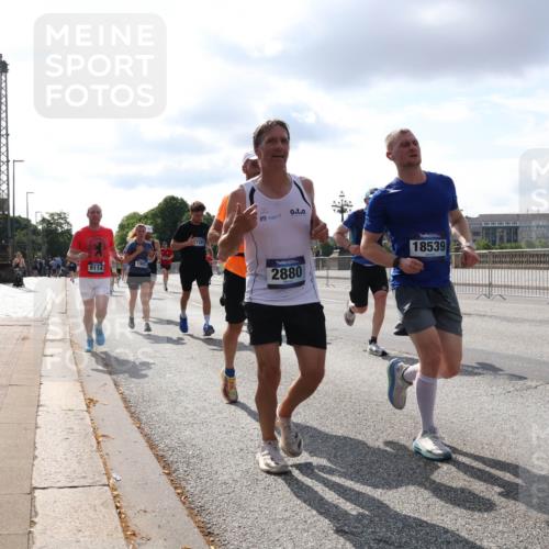29.06.2025 - hella hamburg halbmarathon Lena Gebhardt http://msf.ph/oto/8420541 29.06.2025 09:51:36 Lombardsbrücke 9114, 1903, 2880, 18539, 1136, 1520, 1570, 1903, 1912, 1920, 1941, 2653, 2880, 2972, 3437, 3523, 3700, 4297, 4634, 4759, 4843, 4854, 4865, 4888, 4889, 4991, 4999, 5275, 5375, 5410, 6490, 6593, 6721, 6901, 7092, 7105, 7363, 7378, 7693, 7962, 8319, 8346, 8871, 8900, 9114, 9262, 9313, 9364, 9371, 9755, 9885, 10319, 10375, 10480, 10669, 10934, 11021, 11049, 11417, 11714, 11907, 11959, 12153, 12623, 12711, 14201 meine-sportfotos.de
