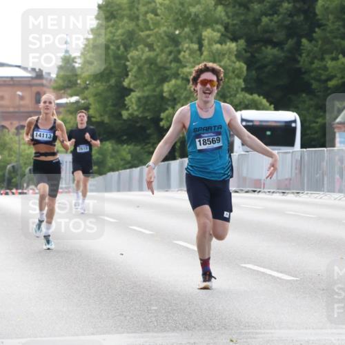 29.06.2025 - hella hamburg halbmarathon Lena Gebhardt http://msf.ph/oto/8420542 29.06.2025 09:42:10 Lombardsbrücke 15253, 14113, 2618, 18569, 1241, 2604, 2618, 2892, 4128, 4571, 6559, 7142, 7862, 10485, 10780, 11194, 11965, 12067, 12641, 13440, 13751, 13780, 14019, 14107, 14113, 14506, 15253, 16169, 17003, 17752, 18124, 18569, 18897 meine-sportfotos.de