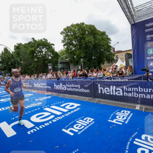 29.06.2025 - hella hamburg halbmarathon Zöllner http://msf.ph/oto/8420545 29.06.2025 10:31:19 Ziel 3201, 3955, 4812, 10017, 10298, 11857, 12232, 13754, 14450, 14548, 19042 meine-sportfotos.de