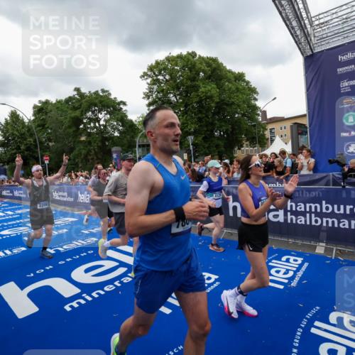 29.06.2025 - hella hamburg halbmarathon Zöllner http://msf.ph/oto/8420546 29.06.2025 10:53:12 Ziel 2111, 2208, 3059, 3258, 4121, 7383, 7864, 8273, 9537, 14323, 16929, 16986, 19208 meine-sportfotos.de