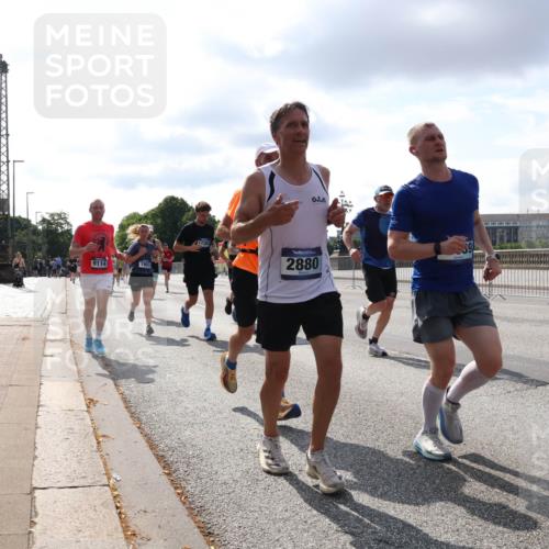 29.06.2025 - hella hamburg halbmarathon Lena Gebhardt http://msf.ph/oto/8420557 29.06.2025 09:51:36 Lombardsbrücke 0, 9114, 1903, 2880, 1136, 1520, 1570, 1903, 1912, 1920, 1941, 2653, 2880, 2972, 3437, 3523, 3700, 4297, 4634, 4759, 4843, 4854, 4865, 4888, 4889, 4991, 4999, 5275, 5375, 5410, 6490, 6593, 6721, 6901, 7092, 7105, 7363, 7378, 7693, 7962, 8319, 8346, 8871, 8900, 9114, 9262, 9313, 9364, 9371, 9755, 9885, 10319, 10375, 10480, 10669, 10934, 11021, 11049, 11417, 11714, 11907, 11959, 12153, 12623, 12711, 14201 meine-sportfotos.de