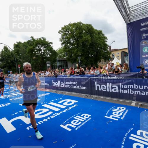 29.06.2025 - hella hamburg halbmarathon Zöllner http://msf.ph/oto/8420558 29.06.2025 10:31:20 Ziel 3955, 4812, 10017, 10298, 11857, 12232, 14450, 14548, 19042 meine-sportfotos.de