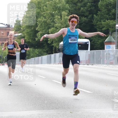 29.06.2025 - hella hamburg halbmarathon Lena Gebhardt http://msf.ph/oto/8420561 29.06.2025 09:42:10 Lombardsbrücke 15253, 14113, 2618, 18569, 1241, 2604, 2618, 2892, 4128, 4571, 6559, 7142, 7862, 10485, 10780, 11194, 11965, 12067, 12641, 13440, 13751, 13780, 14019, 14107, 14113, 14506, 15253, 16169, 17003, 17752, 18124, 18569, 18897 meine-sportfotos.de