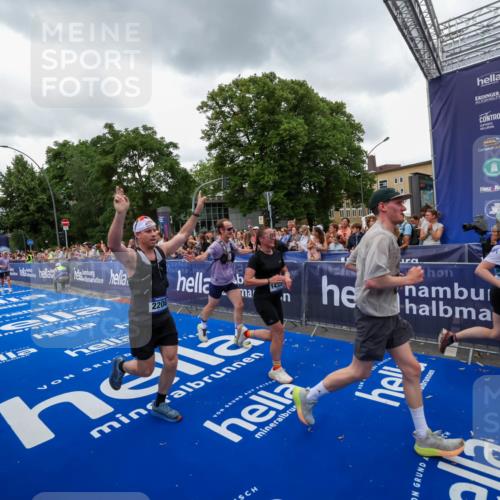 29.06.2025 - hella hamburg halbmarathon Zöllner http://msf.ph/oto/8420571 29.06.2025 10:53:13 Ziel 2111, 2208, 3059, 4121, 7383, 7864, 8273, 8361, 9537, 14323, 16929, 16986, 19208 meine-sportfotos.de