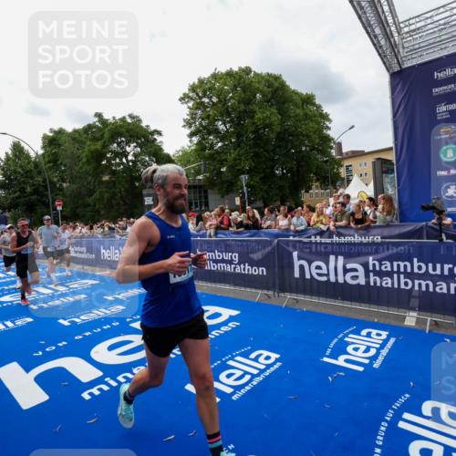 29.06.2025 - hella hamburg halbmarathon Zöllner http://msf.ph/oto/8420572 29.06.2025 10:31:20 Ziel 3955, 4812, 10017, 10298, 11857, 12232, 14450, 14548, 19042 meine-sportfotos.de