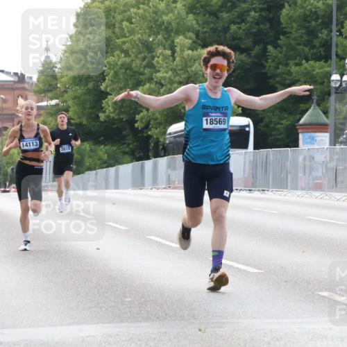 29.06.2025 - hella hamburg halbmarathon Lena Gebhardt http://msf.ph/oto/8420577 29.06.2025 09:42:10 Lombardsbrücke 15253, 14113, 2618, 18569, 1241, 2604, 2618, 2892, 4128, 4571, 6559, 7142, 7862, 10485, 10780, 11194, 11965, 12067, 12641, 13440, 13751, 13780, 14019, 14107, 14113, 14506, 15253, 16169, 17003, 17752, 18124, 18569, 18897 meine-sportfotos.de