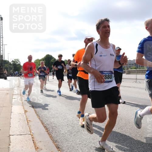 29.06.2025 - hella hamburg halbmarathon Lena Gebhardt http://msf.ph/oto/8420579 29.06.2025 09:51:37 Lombardsbrücke 9114, 1903, 1853, 17381, 880, 1136, 1520, 1570, 1903, 1912, 1920, 1941, 2653, 2880, 2972, 3437, 3523, 3700, 4297, 4634, 4759, 4843, 4854, 4865, 4889, 4991, 4999, 5375, 5410, 6490, 6593, 6721, 6901, 7092, 7105, 7363, 7378, 7693, 7962, 8319, 8346, 8359, 8871, 8900, 9114, 9262, 9313, 9364, 9371, 9755, 9885, 10319, 10375, 10480, 10669, 10934, 11021, 11049, 11417, 11714, 11907, 11959, 12153, 12623, 12711, 14201 meine-sportfotos.de