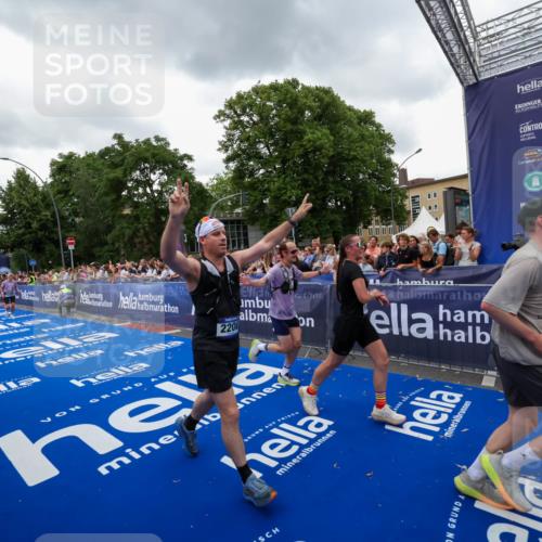 29.06.2025 - hella hamburg halbmarathon Zöllner http://msf.ph/oto/8420583 29.06.2025 10:53:13 Ziel 2111, 2208, 3059, 4121, 7383, 7864, 8273, 8361, 9537, 14323, 16929, 16986, 19208 meine-sportfotos.de