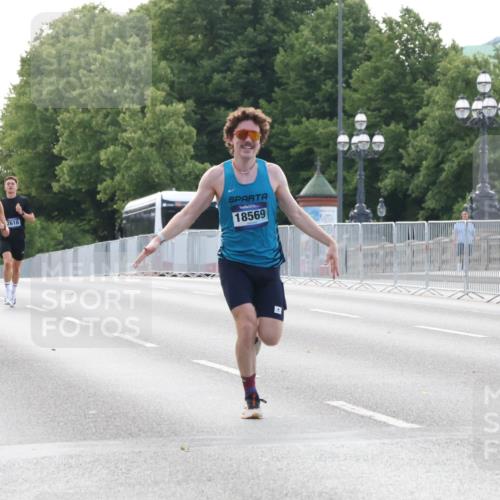 29.06.2025 - hella hamburg halbmarathon Lena Gebhardt http://msf.ph/oto/8420594 29.06.2025 09:42:10 Lombardsbrücke 14113, 15253, 2618, 18569, 1241, 2604, 2618, 2892, 4128, 4571, 6559, 7142, 7862, 10485, 10780, 11194, 11965, 12067, 12641, 13440, 13751, 13780, 14019, 14107, 14113, 14506, 15253, 16169, 17003, 17752, 18124, 18569, 18897 meine-sportfotos.de