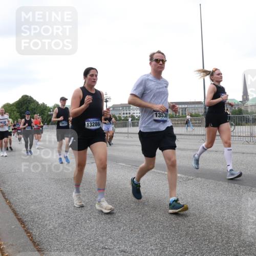 29.06.2025 - hella hamburg halbmarathon Lena Gebhardt http://msf.ph/oto/8420601 29.06.2025 10:52:27 Lombardsbrücke 18633, 13286, 13538, 1369, 1418, 1826, 1978, 2362, 2420, 2528, 2983, 3038, 3140, 3227, 3645, 4087, 4273, 4436, 4591, 4598, 4606, 4815, 5062, 5262, 5360, 6386, 6403, 6404, 6406, 6456, 6671, 6985, 7511, 7690, 7691, 7735, 7812, 8194, 8196, 8250, 8251, 8621, 8641, 9068, 9070, 9103, 9368, 9460, 9730, 9731, 10080, 10296, 10342, 10392, 10600, 10634, 10673, 10879, 10884, 10928, 11084, 11126, 11127, 11297, 11375, 11736, 11899, 11974, 12546, 12558, 12994 meine-sportfotos.de