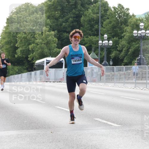 29.06.2025 - hella hamburg halbmarathon Lena Gebhardt http://msf.ph/oto/8420609 29.06.2025 09:42:10 Lombardsbrücke 15253, 14113, 618, 18569, 1241, 2604, 2618, 2892, 4128, 4571, 6559, 7142, 7862, 10485, 10780, 11194, 11965, 12067, 12641, 13440, 13751, 13780, 14019, 14107, 14113, 14506, 15253, 16169, 17003, 17752, 18124, 18569, 18897 meine-sportfotos.de