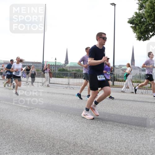 29.06.2025 - hella hamburg halbmarathon Lena Gebhardt http://msf.ph/oto/8420610 29.06.2025 10:42:49 Lombardsbrücke 12441, 6120, 433, 1149, 1150, 1360, 1656, 1788, 1929, 1957, 1964, 1994, 2069, 2103, 2134, 2158, 2401, 2450, 2509, 2538, 2580, 2940, 2941, 2971, 3283, 3378, 3518, 3605, 3764, 3874, 4092, 4105, 4334, 4385, 4778, 4891, 4892, 5067, 5268, 5403, 5417, 5810, 5967, 6120, 6764, 7040, 7043, 7260, 7513, 7557, 7666, 8161, 8525, 8526, 8529, 8795, 8816, 8991, 9304, 9378, 9644, 9980, 10008, 10180, 10454, 10532, 10697, 11142, 11710, 12151, 12441, 13049, 13241 meine-sportfotos.de