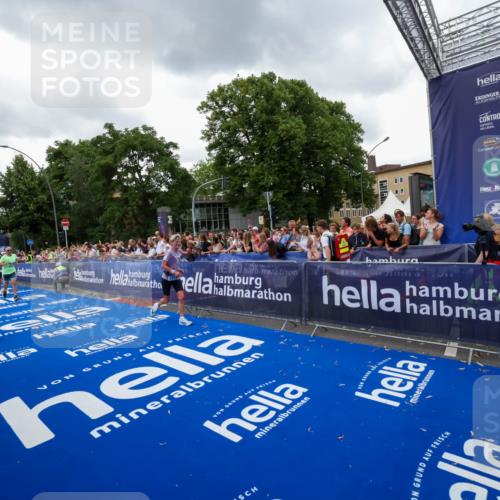 29.06.2025 - hella hamburg halbmarathon Zöllner http://msf.ph/oto/8420613 29.06.2025 10:53:16 Ziel 2111, 7383, 8273, 8361, 9142, 12875, 15179, 16929, 16986 meine-sportfotos.de