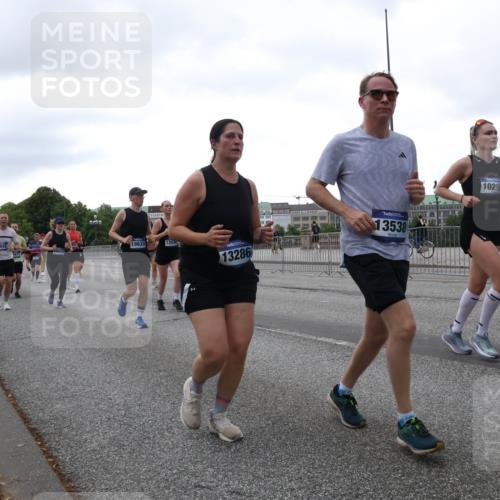 29.06.2025 - hella hamburg halbmarathon Lena Gebhardt http://msf.ph/oto/8420621 29.06.2025 10:52:27 Lombardsbrücke 3645, 18633, 1254, 13286, 13538, 10296, 1369, 1418, 1826, 1978, 2362, 2420, 2528, 2983, 3038, 3140, 3227, 3645, 4087, 4273, 4436, 4591, 4598, 4606, 4815, 5062, 5262, 5360, 6386, 6403, 6404, 6406, 6456, 6671, 6985, 7511, 7690, 7691, 7735, 7812, 8194, 8196, 8250, 8251, 8621, 8641, 9068, 9070, 9103, 9368, 9460, 9730, 9731, 10080, 10296, 10342, 10392, 10600, 10634, 10673, 10879, 10884, 10928, 11084, 11126, 11127, 11297, 11375, 11736, 11899, 11974, 12546, 12558, 12994 meine-sportfotos.de