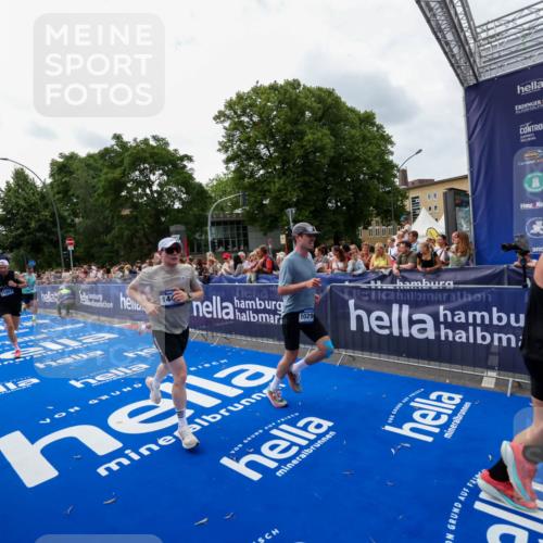 29.06.2025 - hella hamburg halbmarathon Zöllner http://msf.ph/oto/8420625 29.06.2025 10:31:22 Ziel 3955, 4812, 10298, 11857, 12232, 14450, 14548, 19042 meine-sportfotos.de