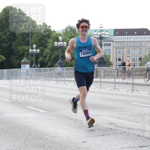 29.06.2025 - hella hamburg halbmarathon Lena Gebhardt http://msf.ph/oto/8420662 29.06.2025 09:42:12 Lombardsbrücke 14113, 18569, 1241, 2604, 2618, 2892, 4128, 6559, 7142, 7862, 10485, 11965, 12067, 12641, 13440, 13751, 13780, 14019, 14107, 14113, 14506, 15253, 16169, 17003, 17752, 18124, 18569, 18897 meine-sportfotos.de