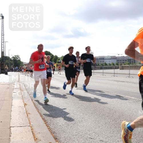 29.06.2025 - hella hamburg halbmarathon Lena Gebhardt http://msf.ph/oto/8420665 29.06.2025 09:51:37 Lombardsbrücke 9114, 1903, 17381, 17382, 10480, 1136, 1520, 1570, 1903, 1912, 1920, 1941, 2653, 2880, 2972, 3437, 3523, 3700, 4297, 4634, 4759, 4843, 4854, 4865, 4889, 4991, 4999, 5375, 5410, 6490, 6593, 6721, 6901, 7092, 7105, 7363, 7378, 7693, 7962, 8319, 8346, 8359, 8871, 8900, 9114, 9262, 9313, 9364, 9371, 9755, 9885, 10319, 10375, 10480, 10669, 10934, 11021, 11049, 11417, 11714, 11907, 11959, 12153, 12623, 12711, 14201 meine-sportfotos.de